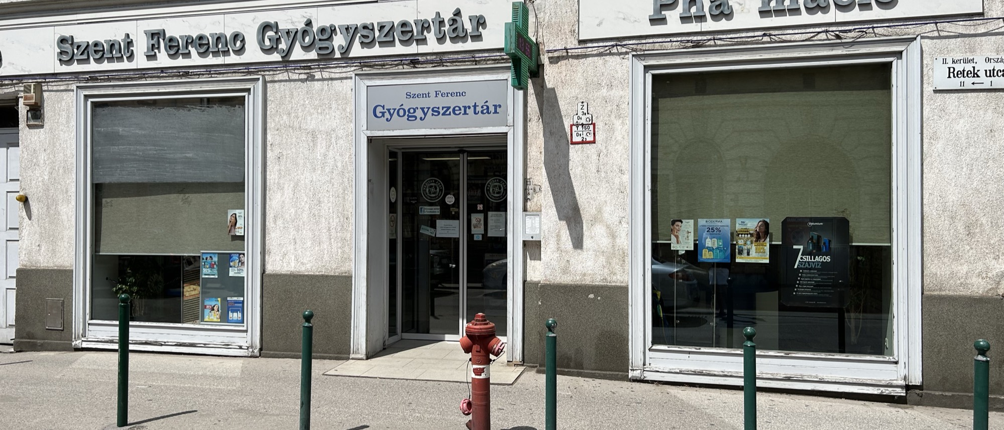 A Szent Ferenc Gyógyszertár homlokzata a Retek utcában