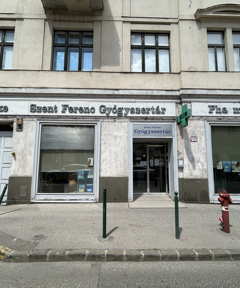 A Szent Ferenc Gyógyszertár bejárata a Retek utcában