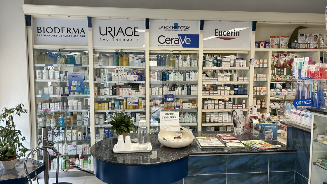 Akciós termékek a pultnál, Bioderma, Uriage és Eucerin polcokkal